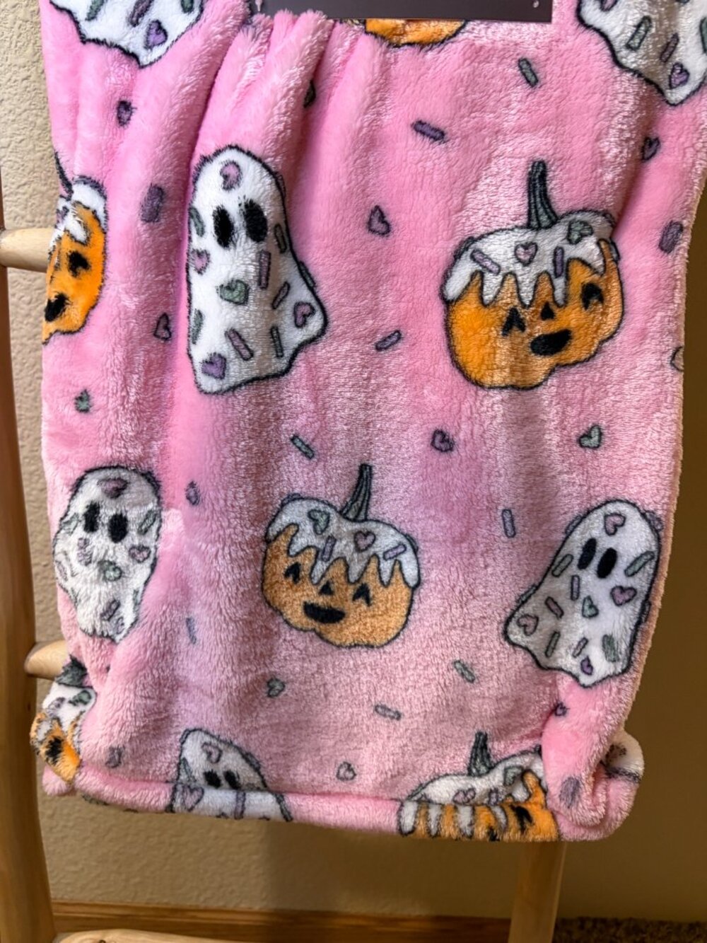 Ghostly Throw Pink Ghost Pumpkin Halloween Plush Blanket 60x70 NWT - Picture 3 of 5